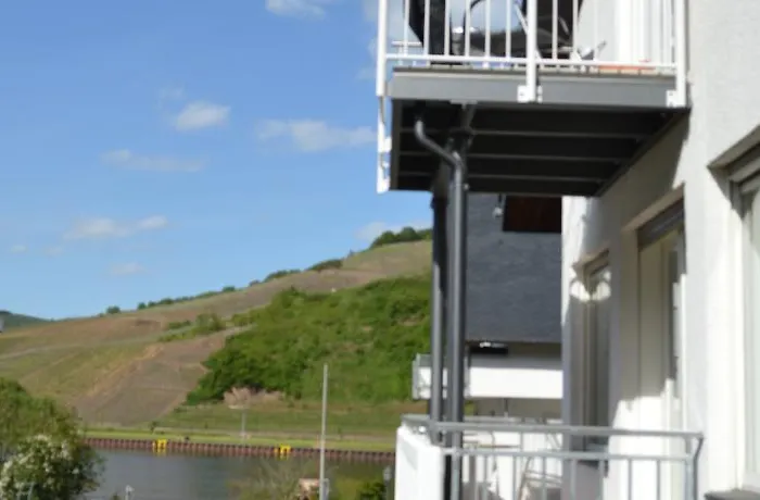 Weingut Im Moselkrampen * 엘렌츠폴터스도프